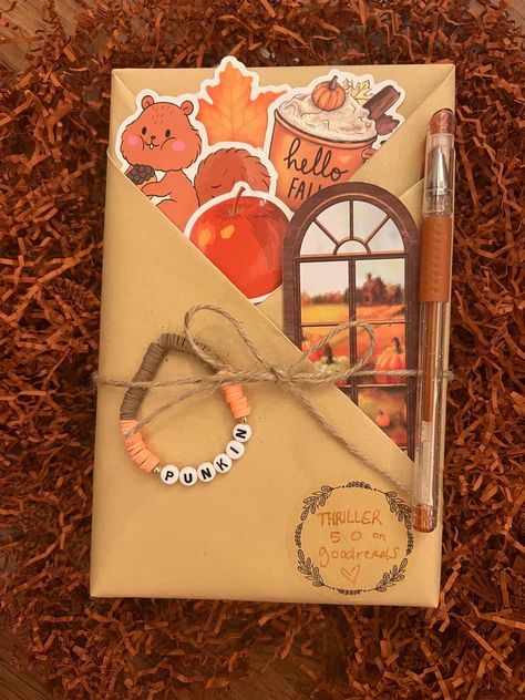 Fall themes blind date with a book Fall Book Astethic, Halloween Book Crafts, Book Blind Date, Blind Book Date, Blind Date With A Book Ideas Wraps, Blind Date With A Book Ideas, Book Wrapping Ideas, Coquette Crafts, Kindle Girlie