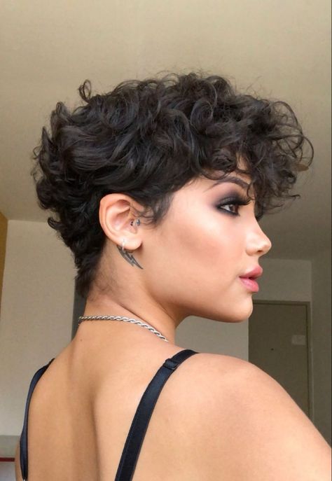 95 Beautiful Short Hairstyles For Fat Faces And Double Chins Tomboy Haircut, Hairstyles For Fat Faces, Curly Pixie Hairstyles, Curly Pixie Haircuts, Curly Pixie Cuts, Curly Pixie, Short Curly Haircuts, Haircuts For Curly Hair, Makijaż Smokey Eye