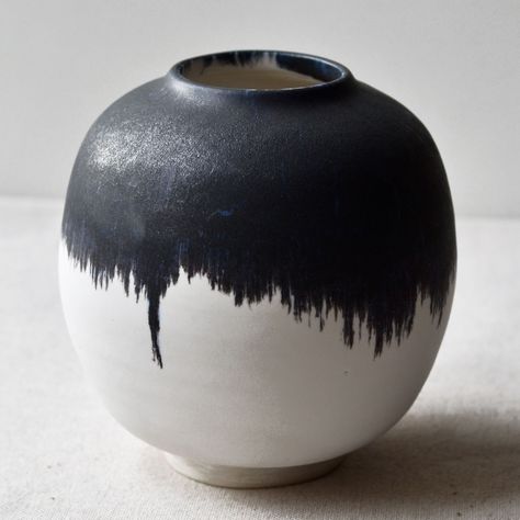 Black And White Glazed Pottery, Moonjar Pottery, Moon Jars Ceramics, Moon Jars, Black And White Moon, Korean Pottery, Black And White Vase, Moon Jar, Ceramic Glaze Recipes