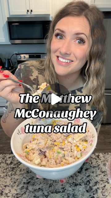 Haley Hogan on Instagram: "The Matthew McConaughey tuna salad! So flavorful and delicious!  3 cans of tuna  Salt and pepper  1/2 lemon juice  1 teaspoon rice vinegar  1/4 cup mayonnaise  Dash of wasabi 1/4 onion  2 tablespoons relish  1 green apple  1/2 can of corn Two handfuls of jalapeño chips   #matthewmcconaughey #healthyfood #healthyrecipes #weightloss #healthyeating #healthylifestyle #tunasalad" Can Tuna Recipes Healthy, Jalapeño Chips, Healthy Tuna Recipes, Tuna Fish Salad, Best Tuna Salad Recipe, Best Tuna Salad, Canned Tuna Recipes, Celery Salad, Tuna Salad Pasta