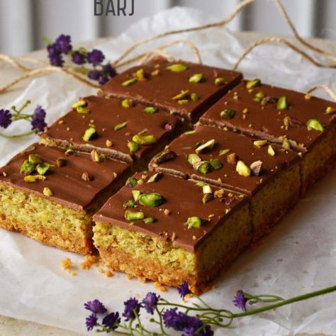 Pistachio Bars, Eid Dessert Recipes, Tiramisu Cupcakes, Eid Recipes, Pistachio Dessert, Pistachio Chocolate, Pistachio Cheesecake, Pistachio Recipes, Chocolate Pistachio