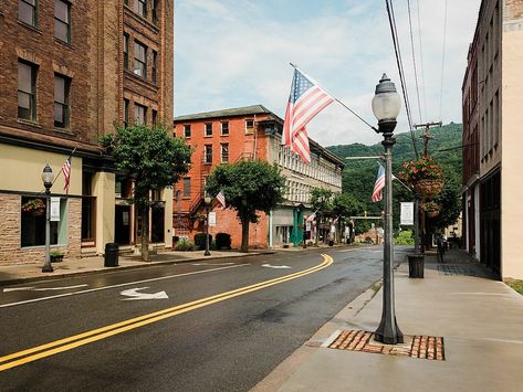 7 Small Towns in West Virginia With Big Charm Towns In West Virginia, Monongahela National Forest, New River Gorge, Harpers Ferry, Shenandoah Valley, New River, Southern Hospitality, Scenic Beauty, Natural Scenery