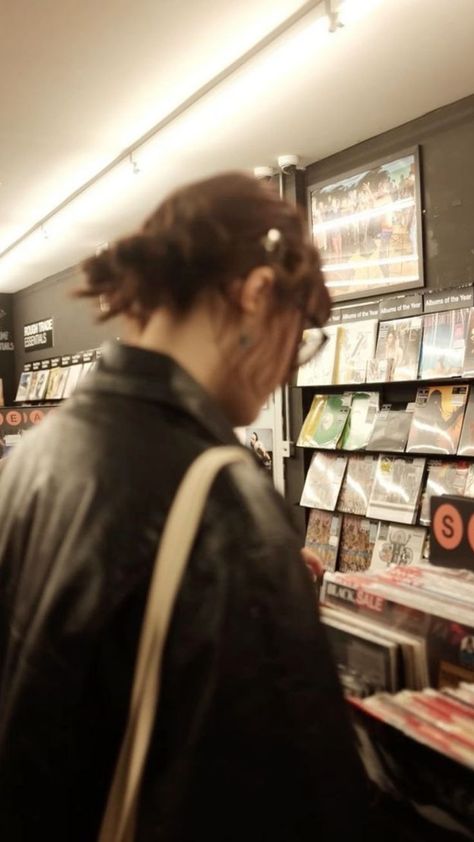 Record Store Instagram Pictures, Aesthetic Vinyl Pictures, Vinyl Girl Aesthetic, Record Aesthetic Vinyl, Mehrsa Core, Music Girl Aesthetic, Vinyl Store Aesthetic, Record Store Photoshoot, Vinyl Record Aesthetic