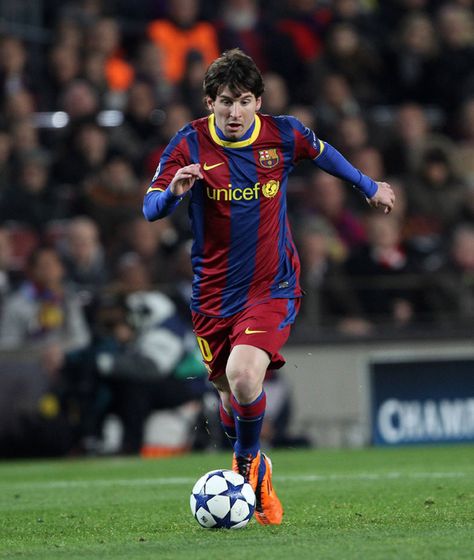 They should make a movie.. "Dribbling like Messi".. great player... Soccer Dribbling Drills, Young Messi, Soccer Essentials, Football Training Drills, Football Poses, Lionel Andrés Messi, Messi Argentina, Soccer Drills, Soccer Tips