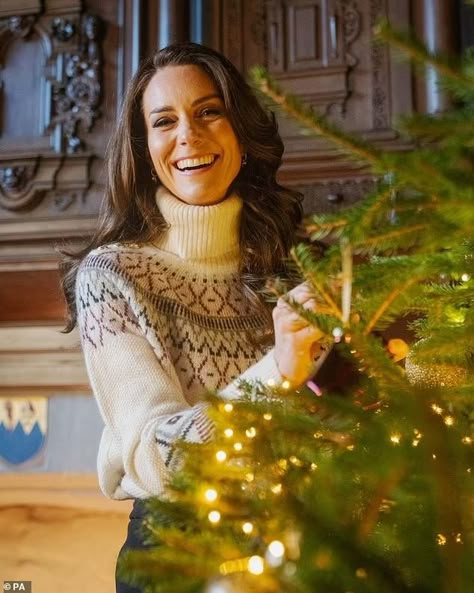 Kate Middleton reveals she will again host her Christmas carol service as she shares photo trimming tree in £179 Holland Cooper jumper | Daily Mail Online Duchesse Kate, Düşes Kate, Princess Of Wales Style, Prince William Et Kate, Looks Kate Middleton, Carole Middleton, Duchesse Catherine, Kate Princess, Princesa Real