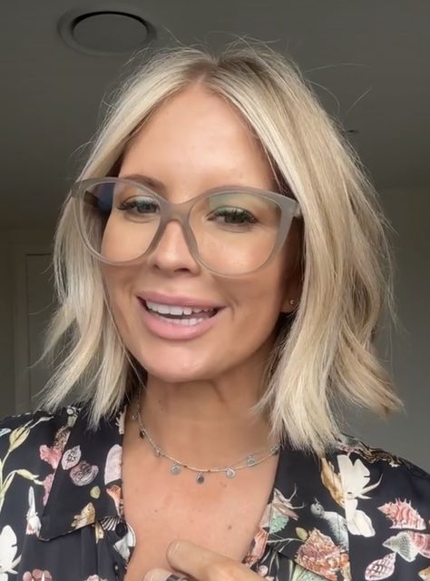 Blonde Bob With Glasses, Celebs With Bobs, Bob Hairstyles With Glasses, Lara Bingle Hair, Hair Mood Board, Lara Bingle, Chin Length Haircuts, Hair Diffuser, Hairstyles With Glasses