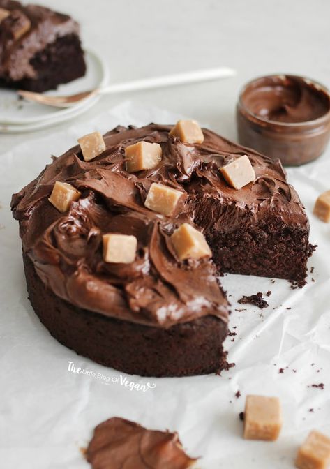 Vegan Chocolate Fudge Cake recipe | The Little Blog Of Vegan Easy Chocolate Fudge Cake, Vegan Chocolate Fudge, Chocolate Fudge Cake Recipe, Fudge Cake Recipe, Cookie Dough Cake, Vegan Fudge, Fudge Chocolate, Dairy Free Cream, Chocolate Fudge Cake