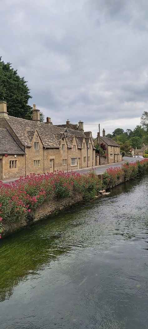 Stratford Upon Avon England, Stratford Upon Avon Aesthetic, Uk School, European Bucket List, General Aesthetic, England Aesthetic, Cotswold Villages, Fall Semester, Stratford Upon Avon