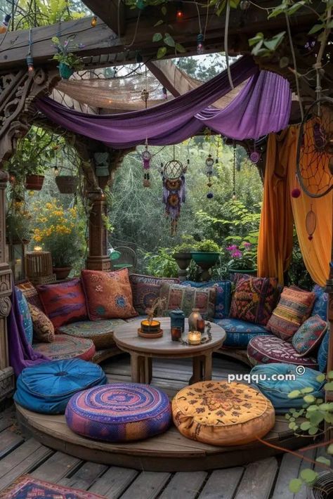 Bohemian Basement Ideas, Boho Furniture Bohemian Style, Boho Outdoor Space, Bohemian Bedroom Design, Bohemian Patio, Hippie House, Boho Patio, Hippie Garden, Hippie Homes