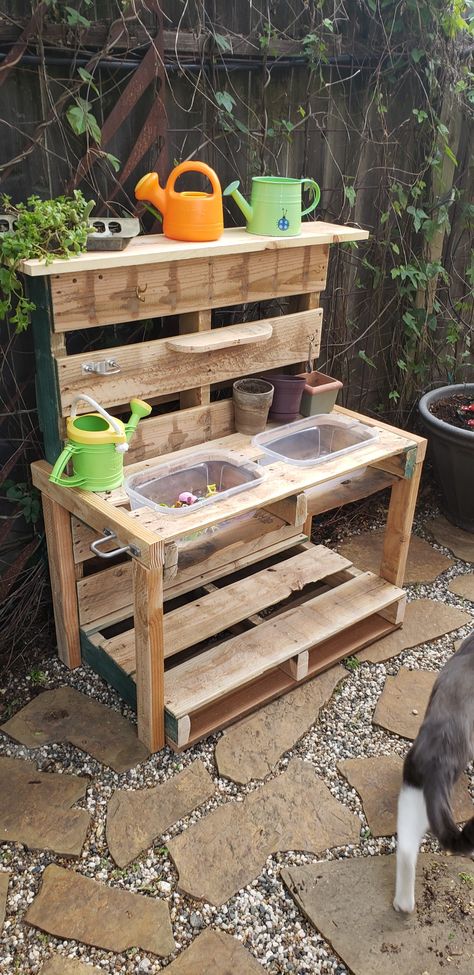 Palette Mud Kitchen Diy, Mud Kitchen For Kids Diy Easy, Mud Kitchen For Kids Pallets, Mud Kitchen Pallets, Mudkitchen Outdoor Diy, Mud Kitchen Diy, Pallet Mud Kitchen, Outdoor Play Kitchen, Mud Kitchen For Kids