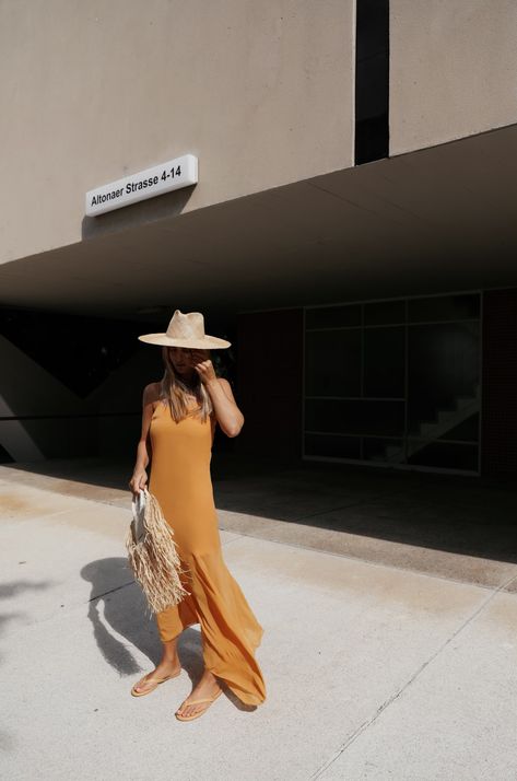 Jacquemus bag, Janessa Leone hat, Tkees flip-flops. Via Mija Tkees Flip Flops Outfit, Flip Flops Outfit Summer, Tkees Flip Flops, Hat Outfit Summer, Janessa Leone Hat, Leotard Fashion, Flip Flops Beach, Hat Outfit, Janessa Leone