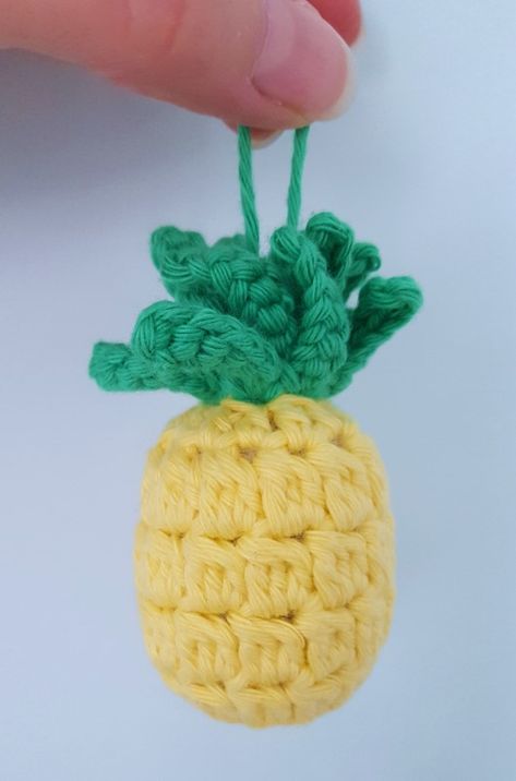 Cute And Easy Crochet, No Sew Amigurumi, Pineapple Hat, Crochet Pineapple, Crochet Fruit, Pineapple Crochet, Crochet Food, Pineapple Pattern, Crochet Keychain