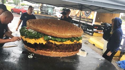 World's Largest Burger Costs $8,000 | A bar and grill in Detroit created the world's largest commercially sold burger. National Burger Day, Man Vs Food, Big Burgers, Big Bun, Fourth Of July Food, Delicious Burgers, Big Meals, Food Facts, American Food