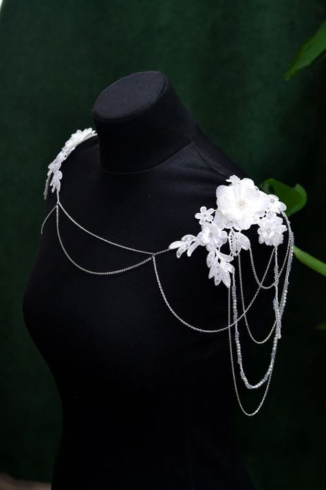 Delicate Shoulder Necklace for Bridal With Flowers and Long - Etsy Croatia Navi Avatar Oc, Necklace Wedding Dress, Beaded Body Chain, Bridal Body Jewelry, Navi Avatar, Wedding Body, Beach Wedding Shoes, Shoulder Jewelry, Accessories For Wedding