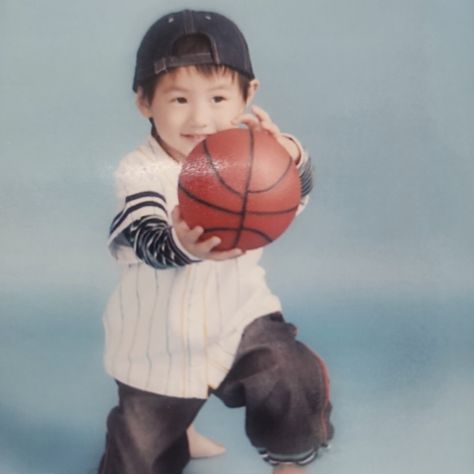 baby sunghoon >_< ! Enhypen Baby Pics, Sunghoon Birthday, Kpop Baby Pics, Sunghoon Predebut, Baby Enhypen, Baby Sunghoon, Sunghoon Park, Happy Birthday To Us, Childhood Photos