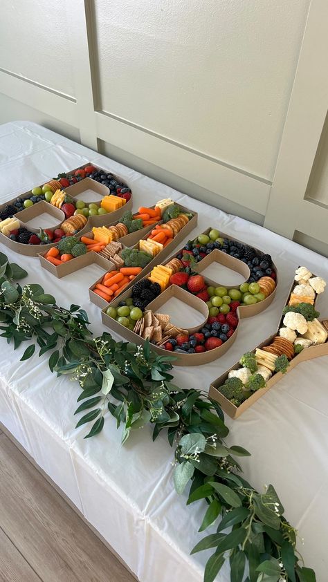 🍇🧀🍓 Such a fun and easy way to display food! The trays were just $5 each 😍… | Instagram Fruit Tray Baby Shower Ideas, Any Shower Food, Gender Reveal Veggie Tray, Fruit Tray For Baby Shower Girl, Baby Shower Fruit And Veggie Trays, Drink Station Baby Shower Ideas, Trays Of Food For Parties, Food At Baby Showers, Moms Cravings Table