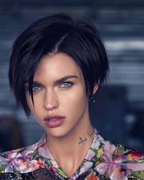 Ruby Rose Haircut, Ruby Rose Hair, Black Haircut Styles, Short Haircuts With Bangs, Long Pixie, Penteado Cabelo Curto, Rose Hair, Short Hair Haircuts, Haircuts With Bangs