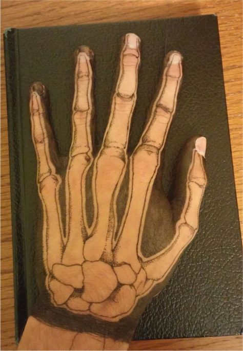 Excellent ink-on-flesh drawing of hand bones Hand Reaching Out Drawing, Skeleton Hands Drawing, Hand Bones, Bone Drawing, Sharpie Doodles, Draw Hands, Skeleton Hand Tattoo, Hand Drawing Reference, Book Drawing