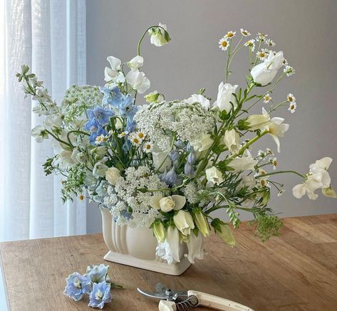 Green And Blue Flower Arrangements, Coastal Flower Arrangements, White Flower Arrangement, Air Plants Diy, Blue Flower Arrangements, Blue Green Wedding, Baby Blue Weddings, White Flower Arrangements, Wedding Moodboard