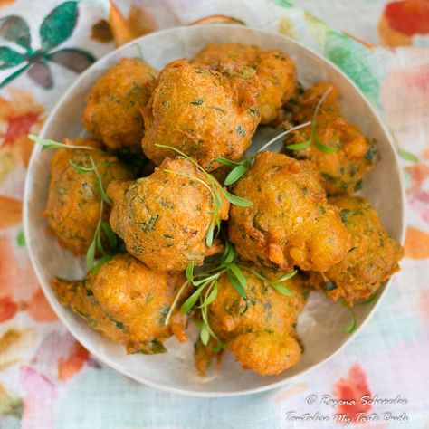 Daltjies Spinach and corn fritters Chilli Bites, Easy Ramadan Recipes, Malay Recipes, Sweet Corn Fritters, Cape Malay, Dried Peaches, Malay Food, Easy To Make Appetizers, Iftar Recipes