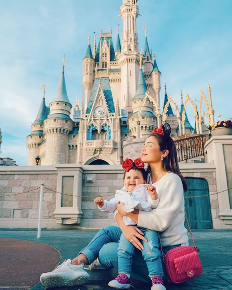 Mom And Daughter Disney Pictures, Disneyland Family Pictures Ideas, Disney Photo Ideas Families, Disneyland Paris Family Photos, Disney Poses Ideas Family, Disney With Baby, Disney World Photography, Disney Poses, Disneyland Photography