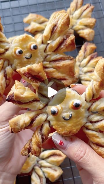 Winnie Wai-Ling Lee on Instagram: "Spider puff pastries 🕷️🕷️🕷️
.
.
I have seen giant versions of these spiders for tear and share. I personally do not like sharing as I am greedy 😂 so I made mini ones. Hope you like them and they are less scary too 🤩 
.
.
What spooky puff pastry idea will you be making this Halloween? There is so many ideas to try like the ghost, broomstick, pumpkins. Really simple and fun to make with the kids. Get some shop bought puff pastry and a jar of Nutella and get creative ❤️❤️❤️
.
.
#spookyseason #puffpastry #halloweenbaking #spookyvibes #halloweentreats #pastries #halloween" Lemon Posset Recipe, Posset Recipe, Puff Pastry Recipes Dessert, Summer Pasta Recipes, Puff Pastry Recipe, Puff Pastries, Puff Pastry Desserts, Pastry Recipe, Halloween Baking