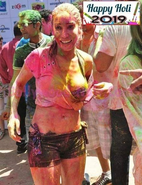 Happy Holy Pictures Of The Stars, Holi Girl, Holi Pics, Happy Holi Picture, Holi Girls, Holi Pictures, Festival Paint, Women Celebrating, Happy Holi Wishes