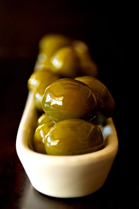 There's something magical about serving olives warm! Warm Castelvetrano Olives are an amazing, super quick and impressive appetizer to prepare. #olives #castelvetrano #castelvetranoolives #partyfood #horsdoeuvreparty Marinated Castelvetrano Olives, Warm Olives Appetizers, Warmed Olives, Castelvetrano Olives Recipe, Warm Olives, Castelvetrano Olives, Olive Appetizer, Impressive Appetizers, Olive Recipes