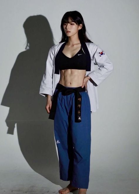 Kung Fu Women, Kickboxing Outfit For Women, Taekwondo Outfit, Martial Arts Outfit, Kickboxing Outfit, Parkour Clothing, Physical 100, Women Aesthetics, Martial Arts Photography