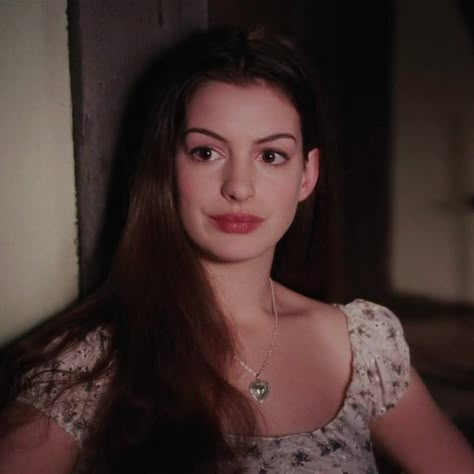 Anne Hathaway 90s Aesthetic, Anne Hathaway Young, Ella Enchanted Aesthetic, Ella Enchanted Movie, Anne Hathaway Hair, Enchanted Aesthetic, Enchanted Movie, Irl Icon, Ann Hathaway