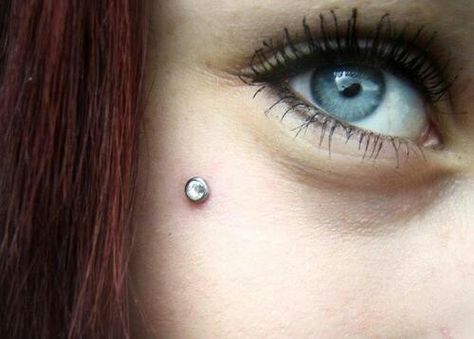 Teardrop microdermal Piercing Under Eye, Eye Dermal, Piercing Arcade, Microdermal Piercing, Eye Piercing, Face Piercings, Piercings For Girls, Dermal Piercing, Facial Piercings