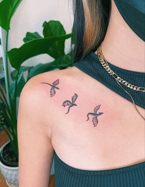 Dragon Tattoo Collar Bone, Dragon Collar Bone Tattoo, Tattoo Birds, Chihuahua Tattoo, Butterfly Tattoo Stencil, Collarbone Tattoo, Bone Tattoo, Baby Dragons, Bts Tattoos