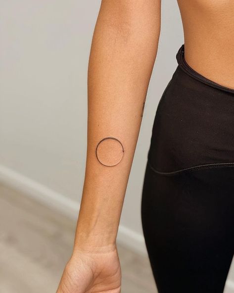 Nana Tzahor Tattoo sur Instagram : KARMA is a B*TCH . . . . . . . . . . . . . #style #addicted #goodvibes #artist #likeforlikes #amazing #tattoo #tattooartist #love #life… Almost Circle Tattoo, The Circle Of Life Tattoo, Inner Balance Tattoo, Small Circle Tattoos For Women, Circle Fine Line Tattoo, Minimalist Circle Tattoo, Circle Date Tattoo, Oroboros Tattoo Minimalist, Small Round Tattoos