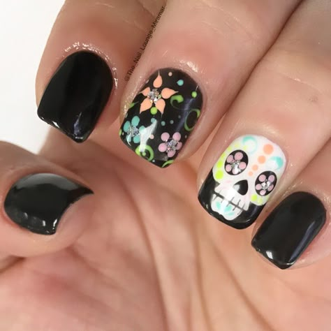 Halloween sugar skull nail art design Sugar Skull Nail Art, Skull Nail Designs, Sugar Skull Nails, Skull Nail Art, Halloween Sugar Skull, Nail Art Halloween, Skull Nails, Nail Effects, Halloween Nail Designs