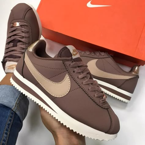 Tenis Nike Cortez, Nike Cortez Shoes, Cortez Shoes, Shoe Goals, Nike Shoes Women Fashion, Shoe Room, Shoes Slides, Classic Cortez, Mode Tips