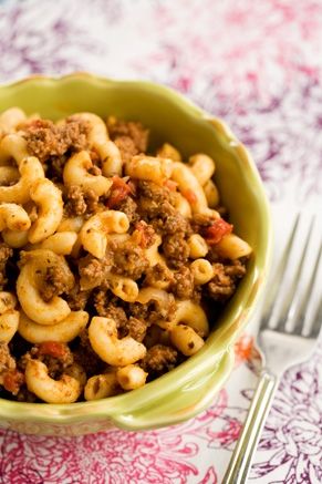 Goulash Paula Deen, Classic Goulash Recipe, Ground Beef Goulash, Goulash Recipe, Paula Deen Recipes, Celebrity Recipes, Doner Kebab, Goulash Recipes, Paula Deen