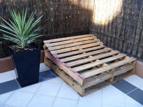 Diy Outdoor Daybed, Outdoor Daybed Diy, Daybed Outdoor, Patio Bed, Garden Day Bed, Pallet Daybed, Pallet Lounge, Diy Daybed, Porch Swing Bed