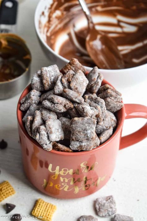 It doesn't matter if you call it puppy chow or muddy buddies, this is a quick and easy to make 4-ingredient snack! This is a small batch puppy chow recipe that's perfect for college students in a dorm who have limited means for cooking and baking. | small batch puppy chow | small batch muddy buddies | dorm recipes | dorm dessert recipes Healthy Puppy Chow, Dorm Recipes, Puppy Chow Recipe, Muddy Buddies Recipe, Chow Recipe, Chocolate Chex, Muddy Buddy, Dorm Food, Puppy Chow Recipes