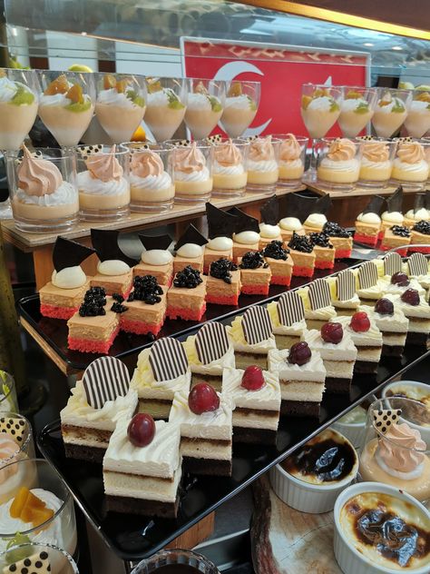 Pastry Buffet Display, Pastry Display Ideas Dessert Tables, Cupcake Catering, Pastries Buffet, Street Food Business, Dessert Cups Recipes, Mini Dessert Recipes, Pastry Display, Mini Pastries