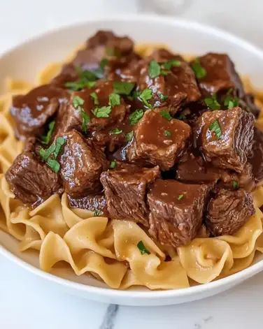 Crockpot Beef Tips & Noodles: tender beef, rich gravy, and egg noodles. Perfect for busy days. Try this easy recipe today! Beef Tips Noodles, French Onion Beef And Noodles, Noodles Crockpot, Fat Flush Soup, Crockpot Beef Tips, French Onion Beef, Beef Tips And Noodles, Beef Tips And Gravy, Lo Mein Recipes