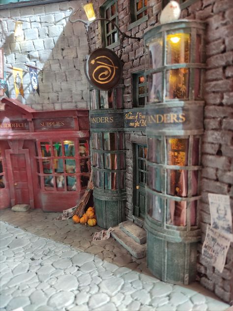 Diagon Alley Miniature, Diagon Alley Diorama, Diy Harry Potter Village, Diagon Alley Diy, Diagonal Alley, Bookshelf Nook, Miniature Harry Potter, Diagon Alley Shops, Dollhouse Exterior