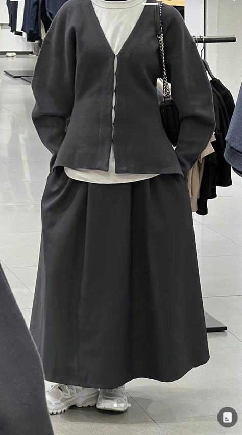 Layering Outfits Hijab, Abaya Streetwear, Big Skirt Outfit, Cos Outfits Women, Hijab Outfit Modest, Long Skirt Outfits Winter, Asymmetrical Clothes, Cardigan Hijab, Outfit Jupe