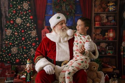 "Santa, let me explain..." Capture magical Christmas portraits with a backdrop form HSD Backdrops. Use code SAVE30 to take 30% off your entire order today! Featured backdrop: Rustic Santa's Workshop Photo by @aha.photography #backdrops #photographyprops #photography #photographybackgrounds #chritsmasphotos #christmasminisessions #holidayportraits #childrenphotography #christmasportraitsession #christmasbackdrops #christmasportraits #christmasphotoshootchildren #christmasminisession Santa Photo Backdrop Ideas, Christmas Santa Pictures, Santa Claus Photos, Planning Christmas, Breakfast With Santa, Photo Backdrop Christmas, Santa Is Coming, Kid Christmas, Holiday Portraits