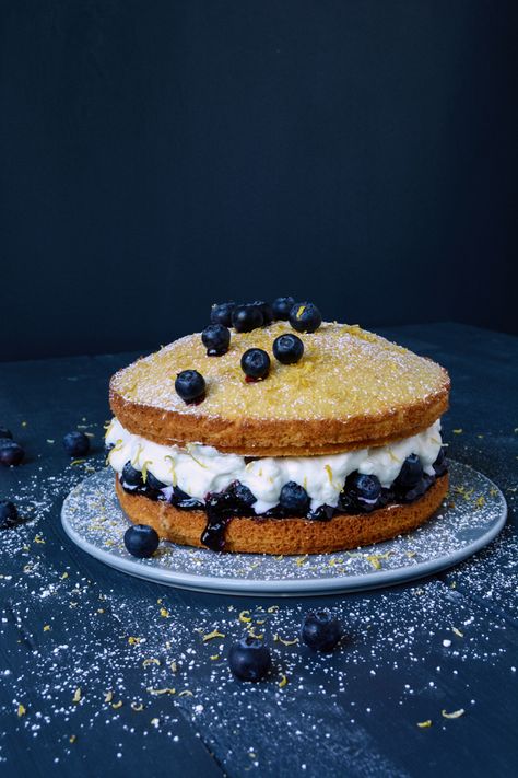 Blueberry Victoria Sponge Cake Pear Pudding, Easy Recipes Videos, Pear And Almond Cake, Yoghurt Cake, Victoria Sponge Cake, London Cake, Book Presentation, Pear Recipes, Victoria Sponge