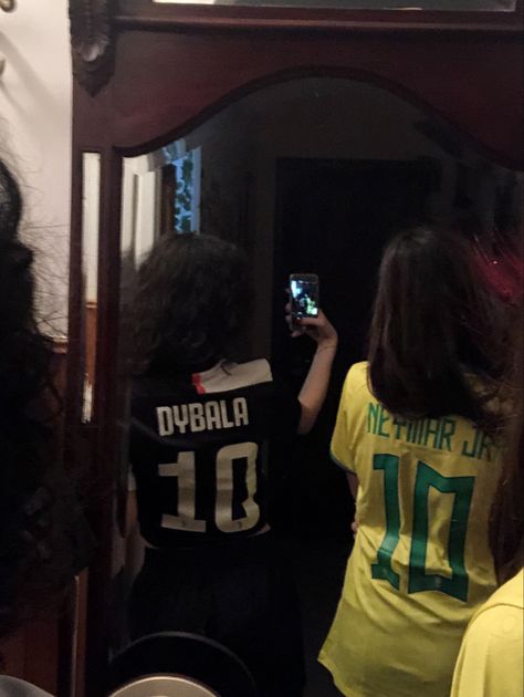 football jersey yellow and black in a mirror Dybala Aesthetic, Blokecore Outfits, Neymar Jersey, Blokecore Aesthetic, Aesthetic Mirror Selfie, Mirror Selfie Aesthetic, Digital Wardrobe, Selfie Aesthetic, Aesthetic Mirror