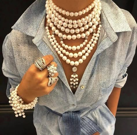 Looks Total Jeans, Pearl Necklace Outfit, Wearing Pearls, Dope Jewelry Accessories, Elegante Y Chic, Haircuts For Women Over 50, Necklace Outfit, Timeless Looks, Gorgeous Hairstyles