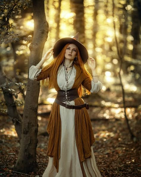 Cottagecore Witch Outfit, Witch Costume Diy, Medieval Witch, Ren Faire Outfits, Ren Faire Costume, Witch Cosplay, October Autumn, Witch Costumes, Fair Outfits