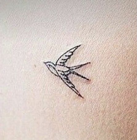 Tiny Bird Tattoos, Vogel Tattoo, Tato Minimal, Bird Tattoo Wrist, Tattoo Bird, Small Bird Tattoo, Swallow Tattoo, Shape Tattoo, Foot Tattoos For Women