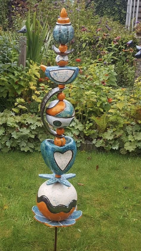 Ceramic Totem Poles Garden Art, Pottery Totem Poles, Garden Totems Diy Yard Art, Garden Totem Poles, Pottery Totems, Ceramic Garden Art, Ceramic Totems, Ceramic Totem, Mobiles Art