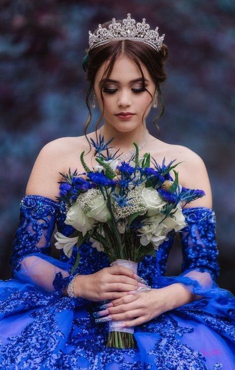 Winter Quince Photoshoot, Winter Quinceanera Photoshoot, Photo Shoot Ideas Quince, Quinceanera Party Photography, Quinceanera Photography Ideas, Sweet 16 Photography, Quincenera Family Photos, Quinceanera Portraits Photo Ideas, Sweet 16 Portraits